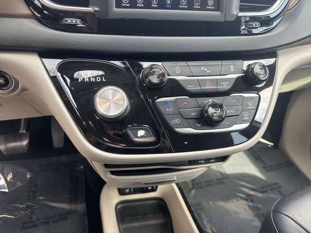 Used 2018 Chrysler Pacifica Touring-L FWD image 25