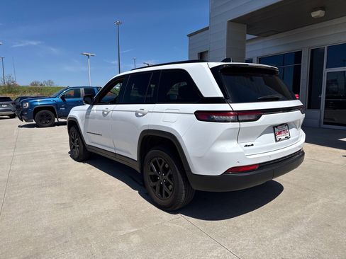 Used 2025 Jeep Grand Cherokee Altitude image 2