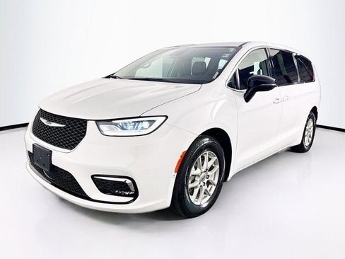 Used 2024 Chrysler Pacifica Touring-L FWD image 1