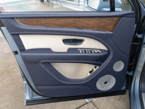 Used 2023 Bentley Bentayga image 11