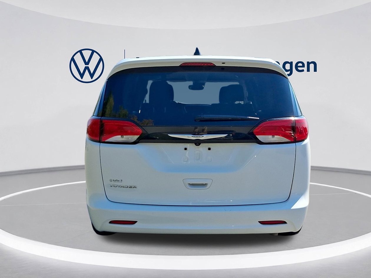 Used 2023 Chrysler Voyager LX FWD image 5