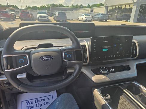 Used 2025 Ford Expedition Active AWD/4WD image 11