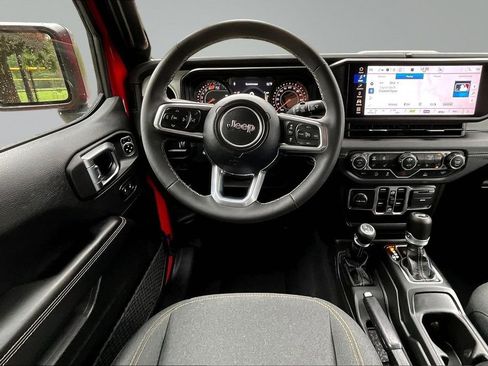 Used 2025 Jeep Wrangler Unlimited Sahara AWD/4WD image 9