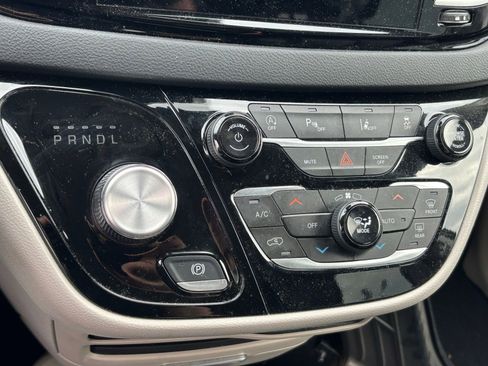 Used 2023 Chrysler Pacifica Touring-L FWD image 7
