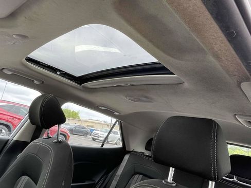 Used 2024 Hyundai Venue SEL FWD image 15