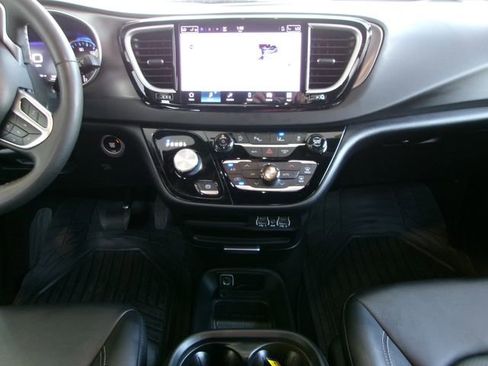 Used 2025 Chrysler Pacifica Select FWD image 14
