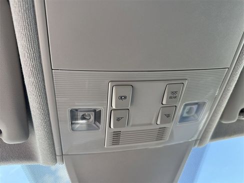 Used 2024 Volkswagen Tiguan SE image 33