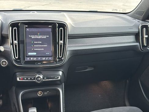 Certified 2025 Volvo XC40 B5 Plus AWD/4WD image 8