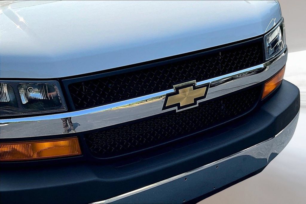 Used 2025 Chevrolet Express 2500 w/ Driver Convenience Package RWD image 26