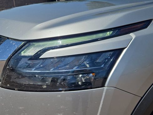 Used 2025 Nissan Pathfinder SV FWD image 17