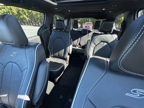 New 2026 Chrysler Pacifica Limited image 19
