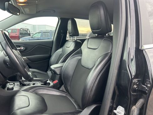 Used 2019 Jeep Cherokee Latitude Plus w/ Comfort/Convenience Group image 9