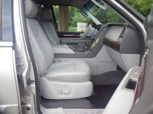 Used 2004 Lincoln Navigator Luxury AWD/4WD image 11