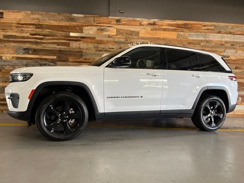 Used 2023 Jeep Grand Cherokee Altitude AWD/4WD image 36