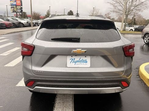 Used 2025 Chevrolet Trax LT w/ LT Convenience Package image 7