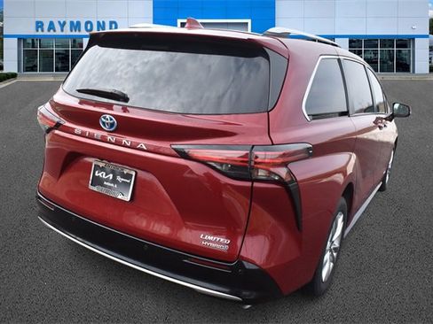 Used 2021 Toyota Sienna Limited image 3