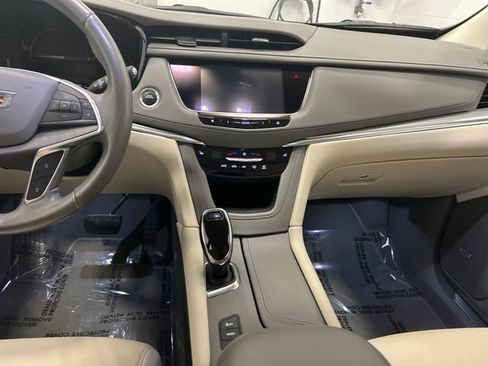 Used 2018 Cadillac XT5 Luxury w/ Driver Awareness Package image 13
