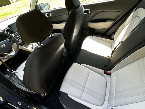Certified 2025 Hyundai Venue SEL FWD image 15