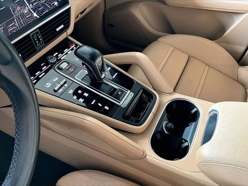 Used 2023 Porsche Cayenne S Platinum image 5