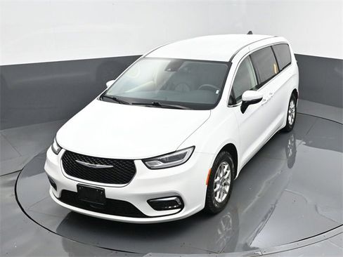 Used 2023 Chrysler Pacifica Touring-L image 21