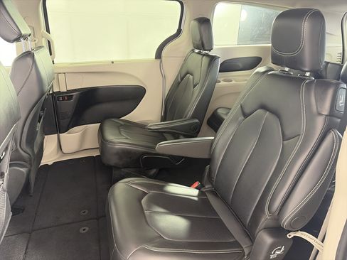Used 2024 Chrysler Pacifica Touring-L FWD image 7
