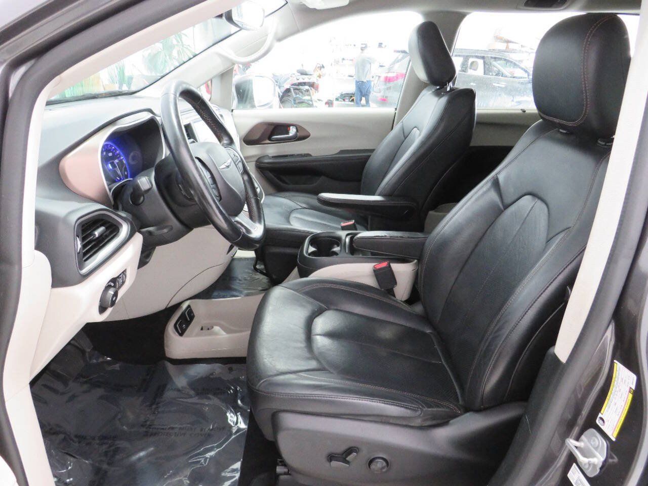 Used 2019 Chrysler Pacifica Touring-L FWD image 16