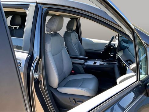 Used 2025 Toyota Sienna XLE FWD image 9