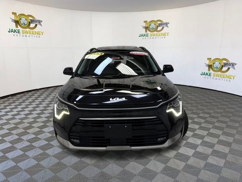 Used 2023 Kia Niro SX image 3