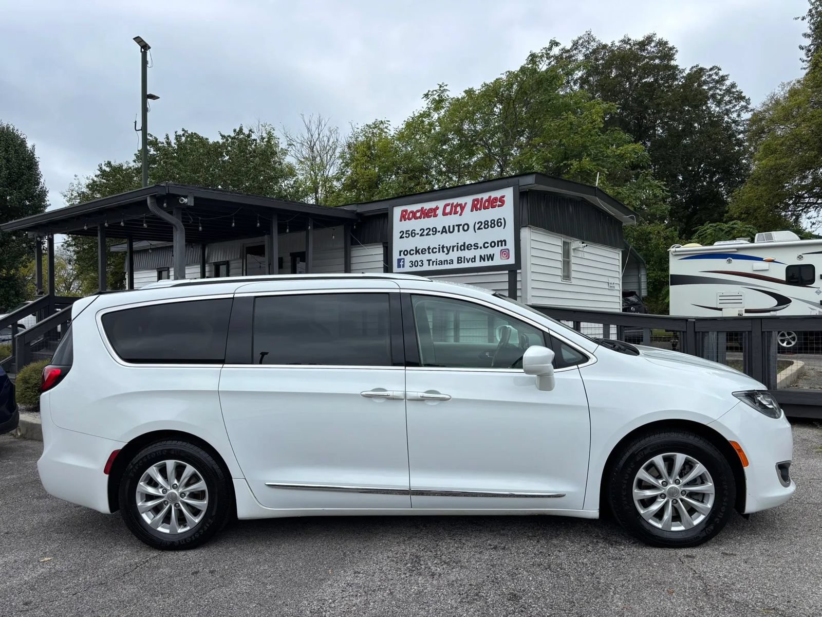 Used 2018 Chrysler Pacifica Touring-L FWD image 2