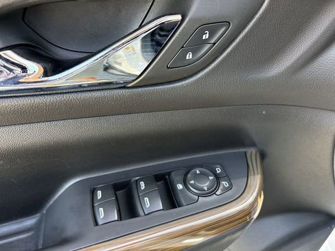 Used 2023 GMC Acadia SLE FWD image 23