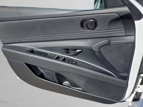Used 2025 Hyundai Elantra Sport image 12