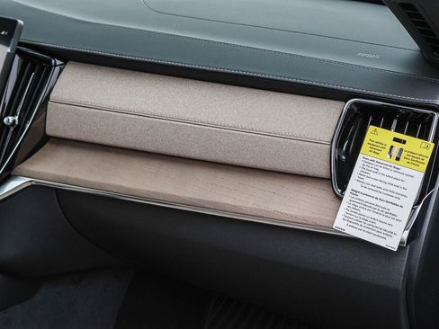 New 2026 Volvo XC90 T8 Plus w/ Protection Package Premier image 18