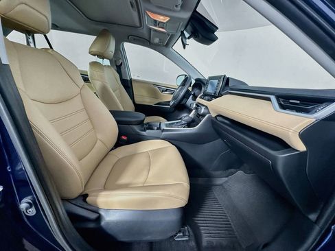 Used 2021 Toyota RAV4 XLE Premium image 30