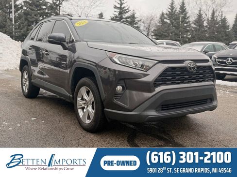 Used 2021 Toyota RAV4 XLE image 1