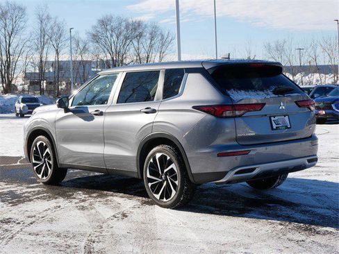 Used 2023 Mitsubishi Outlander SE image 5