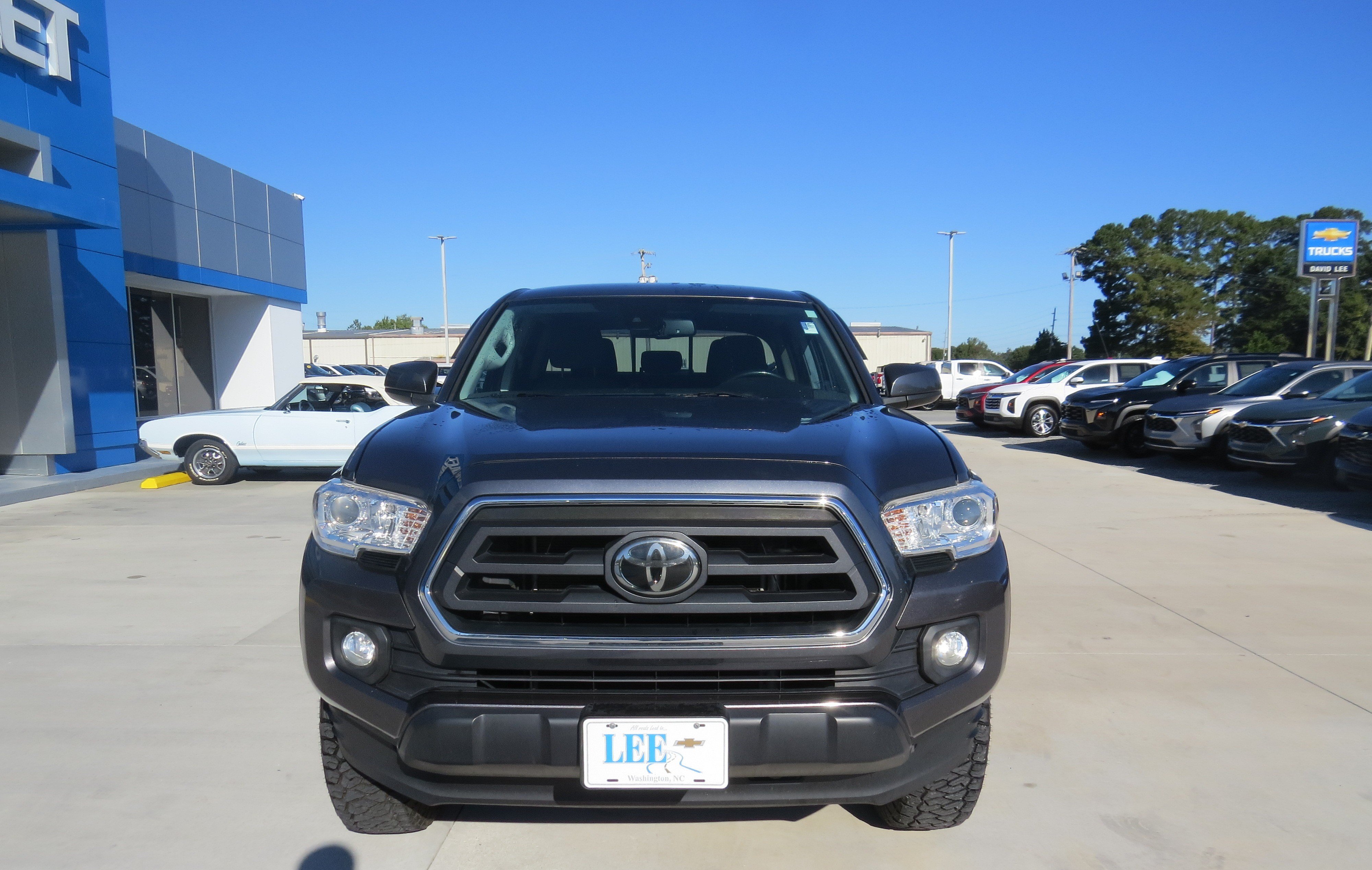Used 2021 Toyota Tacoma SR5 AWD/4WD image 2