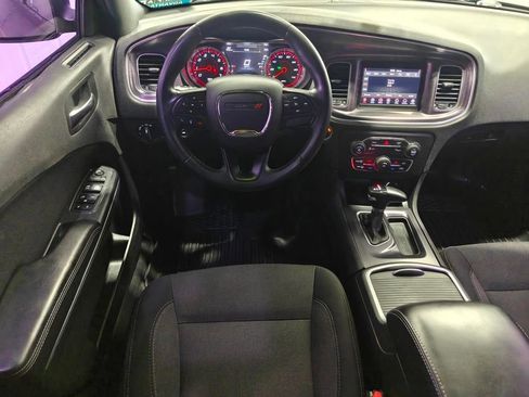 Used 2018 Dodge Charger SXT RWD image 3