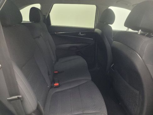 Used 2018 Kia Sorento FWD V6 image 19