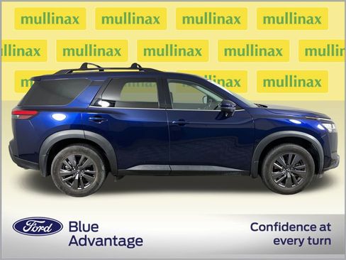 Used 2022 Nissan Pathfinder SV w/ SV Premium Package image 2