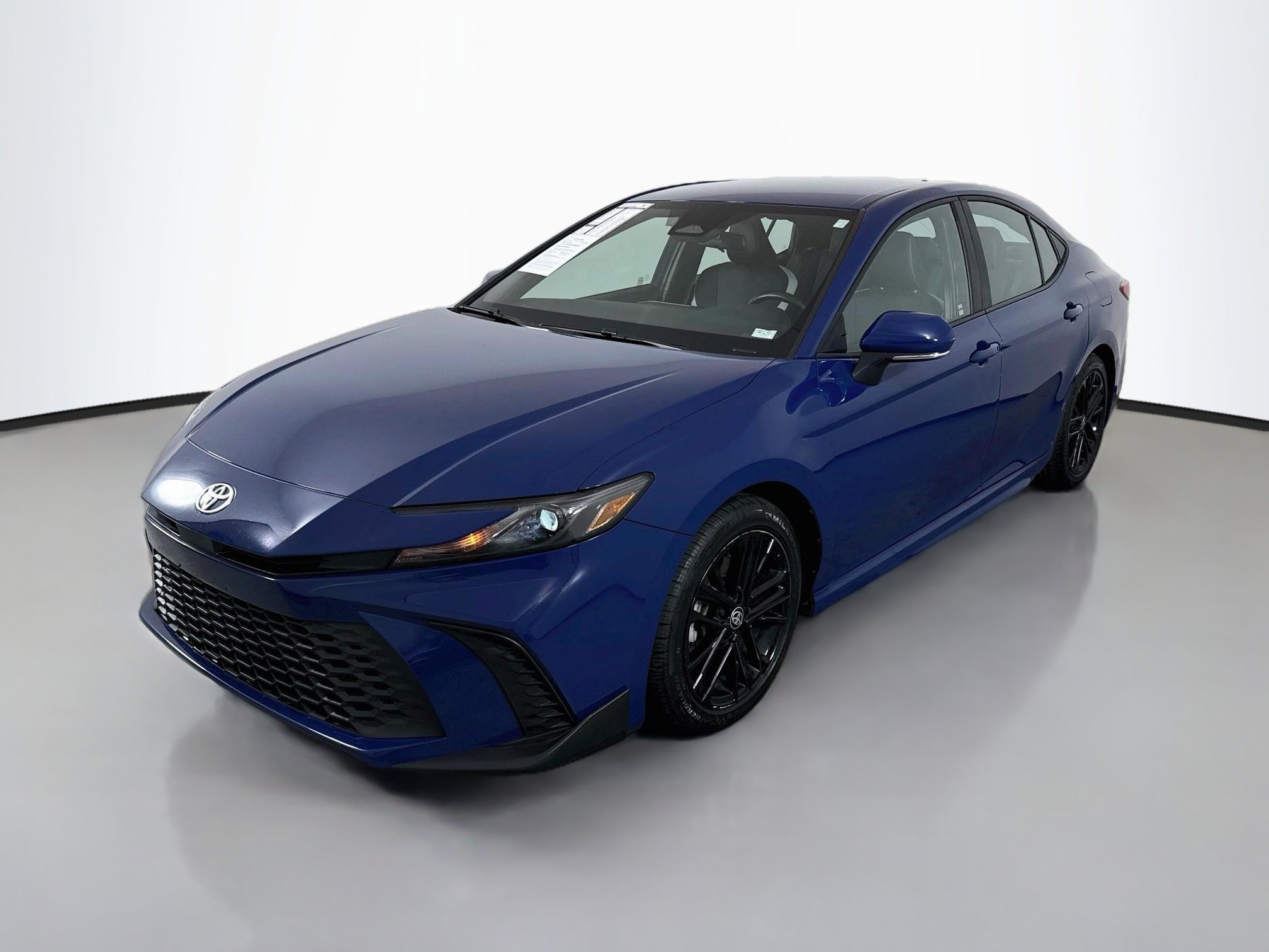 Used 2025 Toyota Camry SE FWD image 3