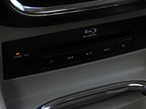 Used 2014 Chrysler Town & Country Touring-L image 44