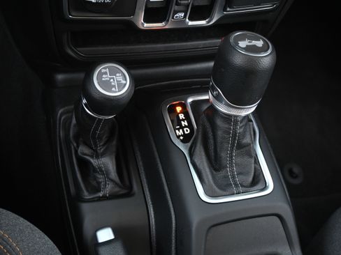 Used 2025 Jeep Wrangler Sahara w/ Safety Group image 19