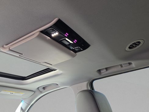 Used 2019 Chevrolet Suburban LT image 14