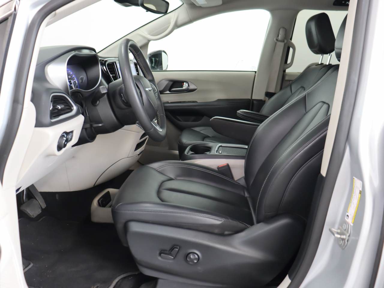 Used 2024 Chrysler Pacifica Touring-L FWD image 8
