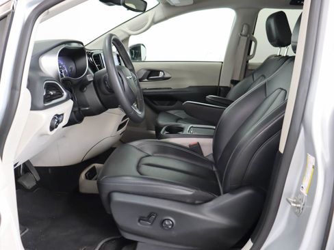 Used 2024 Chrysler Pacifica Touring-L FWD image 8