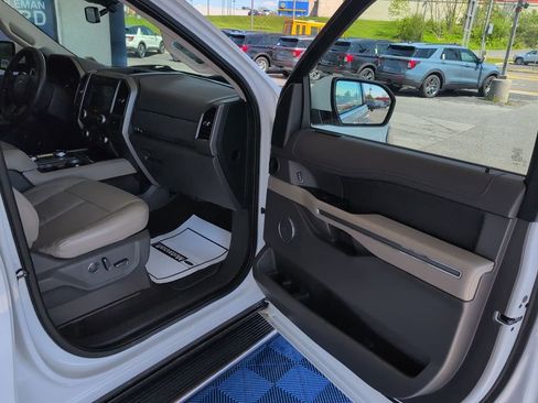 Used 2019 Ford Expedition XLT w/ Equipment Group 202A AWD/4WD image 31