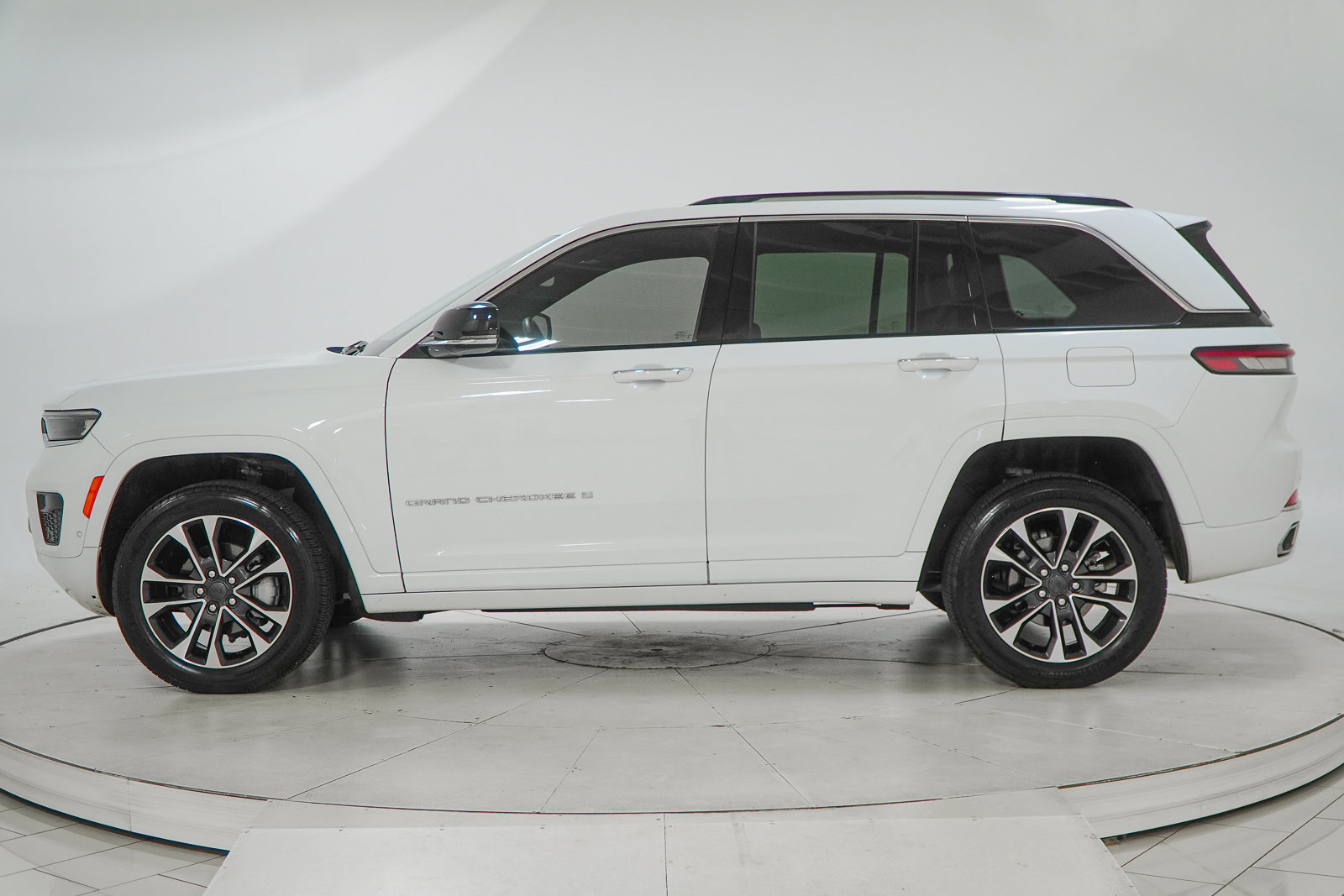 Used 2022 Jeep Grand Cherokee Overland AWD/4WD image 5