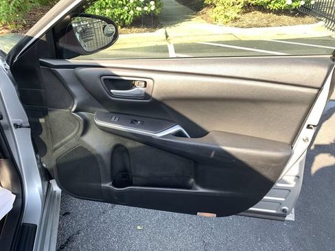 Used 2015 Toyota Camry SE w/ Moonroof Package FWD image 13
