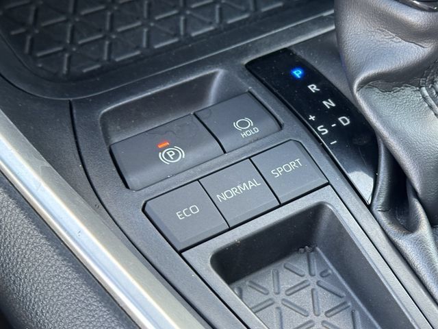 Used 2020 Toyota RAV4 XLE Premium FWD image 23