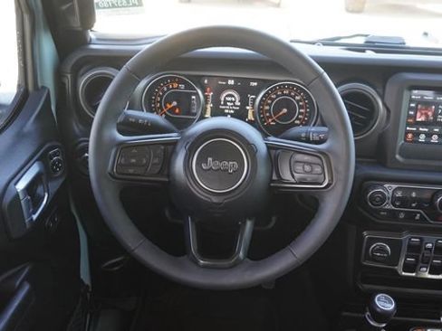 Used 2023 Jeep Gladiator Sport AWD/4WD image 16